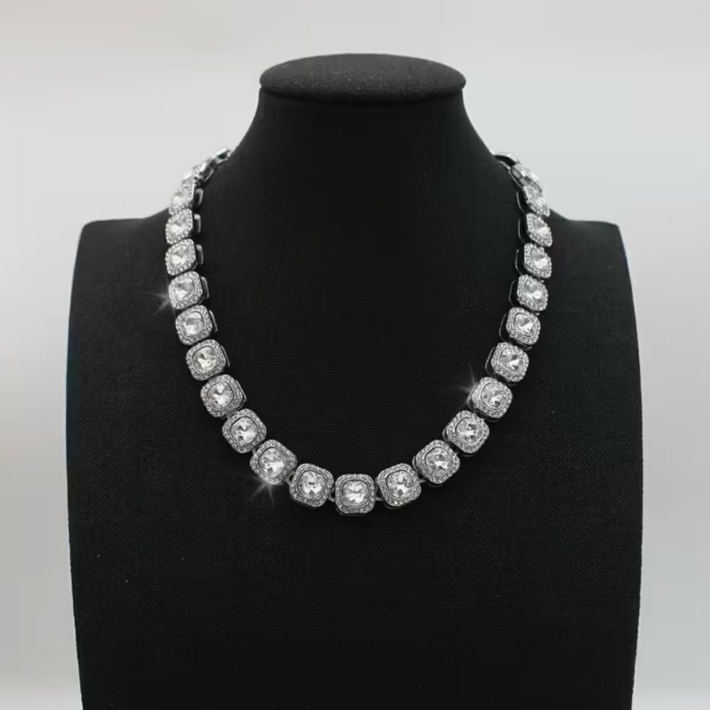 🔷 Elegant Silver Necklace with Crystal Accents 🔷